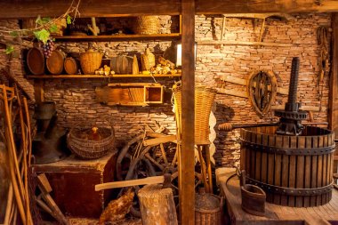 Şarap üreticisi aletleri, şarap üretimi için müze aletleri.