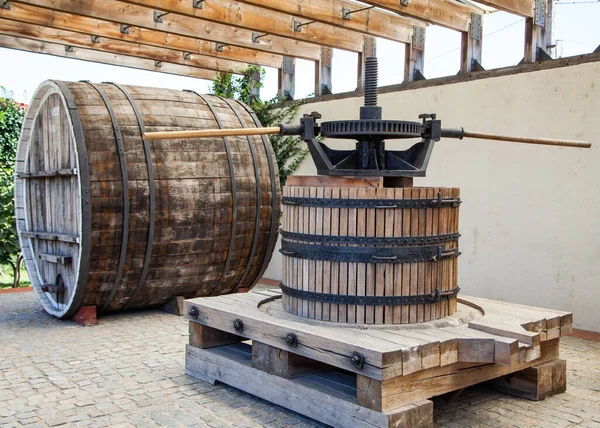 ワインの製造と発酵のためのツール ワインハンドプレスとワイン貯蔵バレル — ストック写真