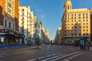 Madrid, İspanya - 22 Ocak 2018: insanlar Callao Meydanı (Plaza del Callao) İspanya'da Madrid şehir yürüyüş gün batımı görünümü