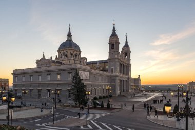 Madrid, İspanya - 22 Ocak 2018: Şaşırtıcı günbatımı manzarası Almudena Katedrali şehir Madrid, İspanya