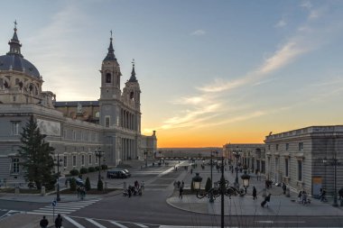 Madrid, İspanya - 22 Ocak 2018: Şaşırtıcı günbatımı manzarası Almudena Katedrali şehir Madrid, İspanya