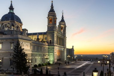 Madrid, İspanya - 22 Ocak 2018: Şaşırtıcı günbatımı manzarası Almudena Katedrali şehir Madrid, İspanya