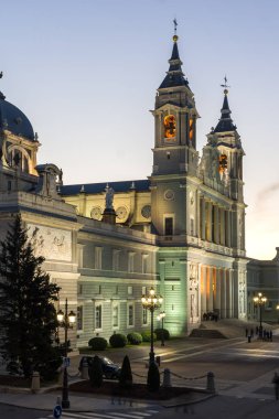 Madrid, İspanya - 22 Ocak 2018: Şaşırtıcı günbatımı manzarası Almudena Katedrali şehir Madrid, İspanya