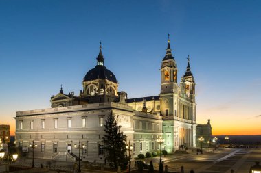 Madrid, İspanya - 22 Ocak 2018: Şaşırtıcı günbatımı manzarası Almudena Katedrali şehir Madrid, İspanya