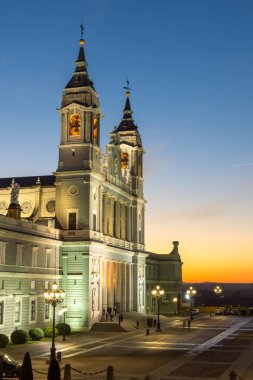 Madrid, İspanya - 22 Ocak 2018: Şaşırtıcı günbatımı manzarası Almudena Katedrali şehir Madrid, İspanya