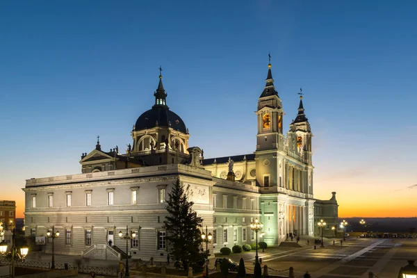Madrid, İspanya - 22 Ocak 2018: Şaşırtıcı günbatımı manzarası Almudena Katedrali şehir Madrid, İspanya