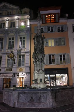 Lucerne, İsviçre - 27 Ekim 2015: Gece fotoğraf tarihi kent merkezine ve şehir Luzern, İsviçre'nin tarihi merkezi