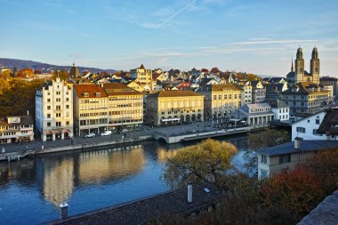 Zürih, İsviçre-28 Ekim 2015: Zürih şehir ve Limmat Nehri, İsviçre