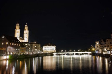 Zürih, İsviçre-28 Ekim 2015: güzel bir gece fotoğraf Limmat Nehri, İsviçre ve Zürih