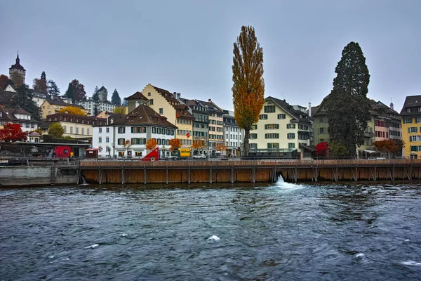 Luzern Schweiz Oktober 2015 Floden Reuss Floden Passerar Den Historiska — Stockfoto