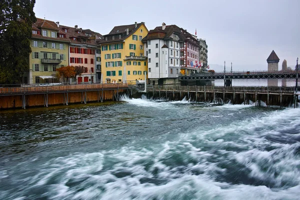 Lucerne Svájc 2015 Október Reuss Folyó Folyó Halad Város Történelmi — Stock Fotó