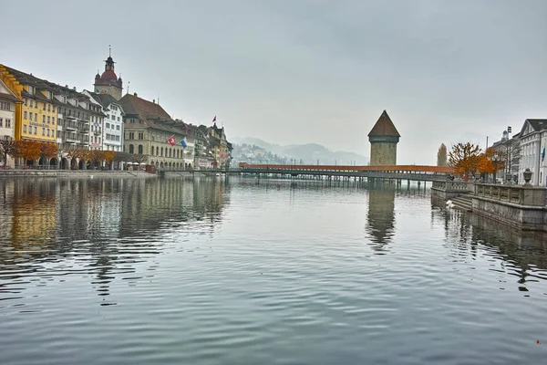 Lucerne Suiza Octubre 2015 Mañana Brumosa Puente Capilla Sobre Río — Foto de Stock