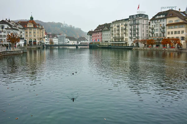 Lucerne Svájc 2015 Október Reuss Folyó Folyó Halad Város Történelmi — Stock Fotó