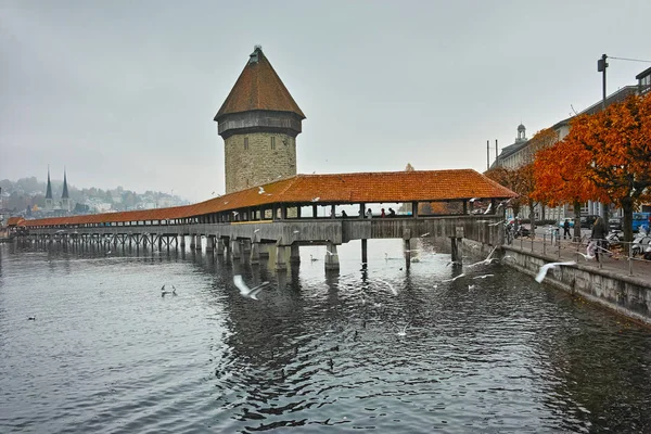 Luzern Schweiz Oktober 2015 Nebliger Morgen Und Kapellenbrücke Über Die — Stockfoto