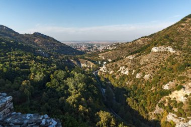 Asenovgrad, Bulgaristan - 1 Ekim 2016: Ali'nın kale, Plovdiv Bölge, Bulgaristan'dan Asenovgrad şehir panoraması