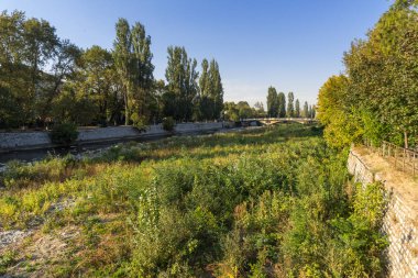 Asenovgrad, Bulgaristan - 1 Ekim 2016: Chepelare nehirde Asenovgrad Şehir Plovdiv Bölge, Bulgaristan