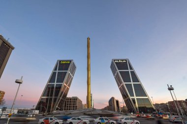 Madrid, İspanya - 23 Ocak 2018: Sunrise görünümünü Avrupa Kapısı (Kio kuleleri) ve Dikilitaş Calatrava Paseo de la Castellana Street City, Madrid, İspanya