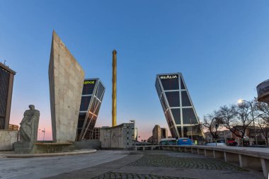 Madrid, İspanya - 23 Ocak 2018: Sunrise görünümünü Avrupa Kapısı (Kio kuleleri) ve anıt Jose Calvo Sotelo Paseo de la Castellana Street City, Madrid, İspanya