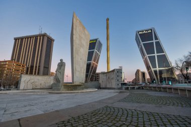 Madrid, İspanya - 23 Ocak 2018: Sunrise görünümünü Avrupa Kapısı (Kio kuleleri) ve anıt Jose Calvo Sotelo Paseo de la Castellana Street City, Madrid, İspanya