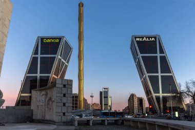 Madrid, İspanya - 23 Ocak 2018: Sunrise görünümünü Avrupa Kapısı (Kio kuleleri) ve Dikilitaş Calatrava Paseo de la Castellana Street City, Madrid, İspanya