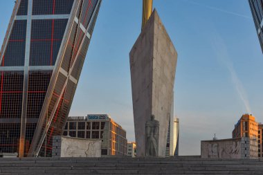 Madrid, İspanya - 23 Ocak 2018: Sunrise görünümünü Avrupa Kapısı (Kio kuleleri) ve anıt Jose Calvo Sotelo Paseo de la Castellana Street City, Madrid, İspanya