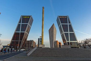 Madrid, İspanya - 23 Ocak 2018: Sunrise görünümünü Avrupa Kapısı (Kio kuleleri) ve anıt Jose Calvo Sotelo Paseo de la Castellana Street City, Madrid, İspanya
