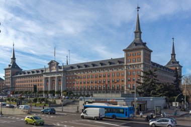 Madrid, İspanya - 23 Ocak 2018: Mimari detay, bina ve Hava Kuvvetleri karargahı şehir Madrid, İspanya
