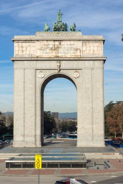 Madrid, İspanya - 23 Ocak 2018: Bellek Arch ve feneri Moncloa şehir Madrid, İspanya