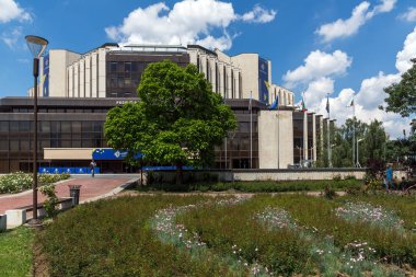 Sofia, Bulgaristan-20 Mayıs 2018: çiçek bahçesi ve Ulusal Kültür Sarayı, Sofia, Bulgaristan