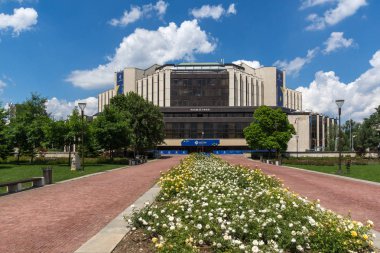 Sofia, Bulgaristan-20 Mayıs 2018: çiçek bahçesi ve Ulusal Kültür Sarayı, Sofia, Bulgaristan