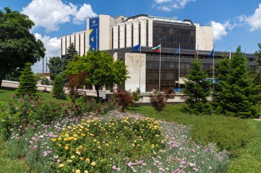 Sofia, Bulgaristan-20 Mayıs 2018: çiçek bahçesi ve Ulusal Kültür Sarayı, Sofia, Bulgaristan
