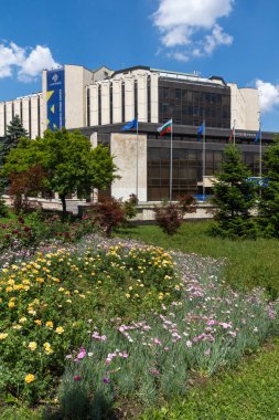 Sofia, Bulgaristan-20 Mayıs 2018: çiçek bahçesi ve Ulusal Kültür Sarayı, Sofia, Bulgaristan