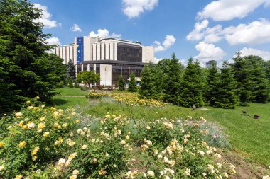 Sofia, Bulgaristan-20 Mayıs 2018: çiçek bahçesi ve Ulusal Kültür Sarayı, Sofia, Bulgaristan