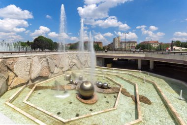 Sofia, Bulgaristan-20 Mayıs 2018: Sofya, Bulgaristan Ulusal Kültür Sarayı önünde çeşmeler
