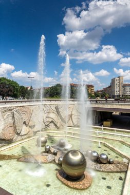 Sofia, Bulgaristan-20 Mayıs 2018: Sofya, Bulgaristan Ulusal Kültür Sarayı önünde çeşmeler