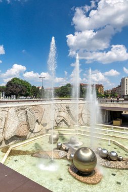 Sofia, Bulgaristan-20 Mayıs 2018: Sofya, Bulgaristan Ulusal Kültür Sarayı önünde çeşmeler