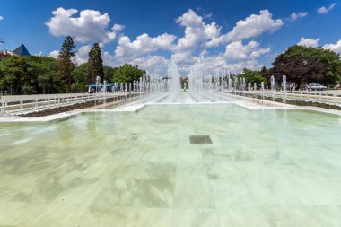 Sofia, Bulgaristan-20 Mayıs 2018: Sofya, Bulgaristan Ulusal Kültür Sarayı önünde çeşmeler