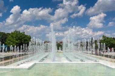 Sofia, Bulgaristan-20 Mayıs 2018: Sofya, Bulgaristan Ulusal Kültür Sarayı önünde çeşmeler