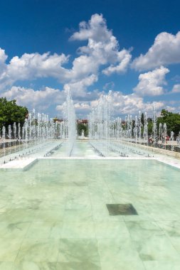 Sofia, Bulgaristan-20 Mayıs 2018: Sofya, Bulgaristan Ulusal Kültür Sarayı önünde çeşmeler