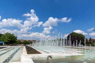 Sofia, Bulgaristan-20 Mayıs 2018: Sofya, Bulgaristan Ulusal Kültür Sarayı önünde çeşmeler