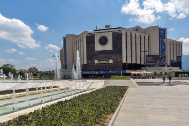 Sofia, Bulgaristan-20 Mayıs 2018: Sofya, Bulgaristan Ulusal Kültür Sarayı önünde çeşmeler