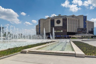 Sofia, Bulgaristan-20 Mayıs 2018: Sofya, Bulgaristan Ulusal Kültür Sarayı önünde çeşmeler