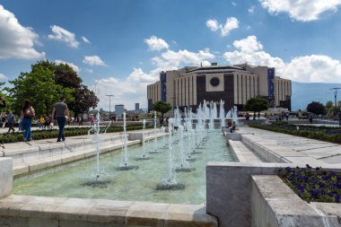 Sofia, Bulgaristan-20 Mayıs 2018: Sofya, Bulgaristan Ulusal Kültür Sarayı önünde çeşmeler