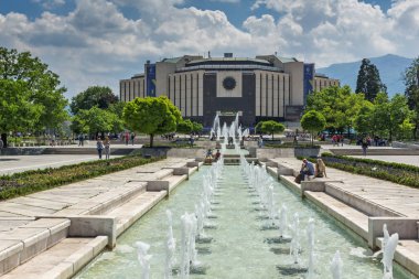 Sofia, Bulgaristan-20 Mayıs 2018: Sofya, Bulgaristan Ulusal Kültür Sarayı önünde çeşmeler