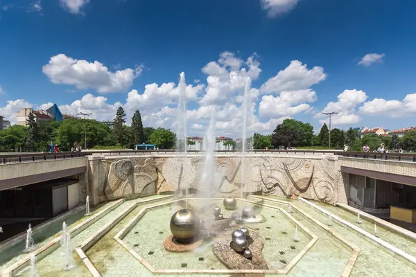 Sofia, Bulgaristan-20 Mayıs 2018: Sofya, Bulgaristan Ulusal Kültür Sarayı önünde çeşmeler