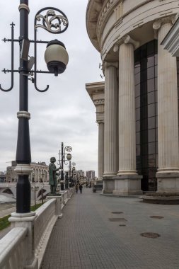 Skopje, Makedonya - 24 Şubat 2018: Üsküp şehir merkezi ve Arkeoloji Müzesi, Makedonya Cumhuriyeti