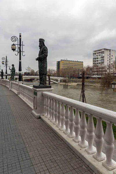 Skopje Macedonië Februari 2018 Rivier Vardar Passeren Door Centrum Van — Stockfoto