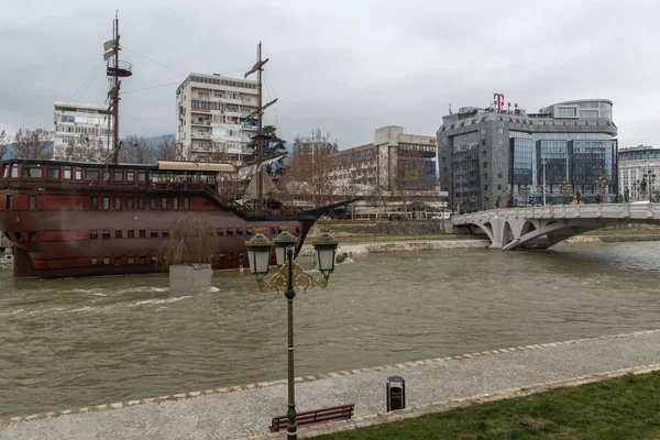 Skopje Republic Macedonia Февраля 2018 Года Река Вардар Проходит Через — стоковое фото