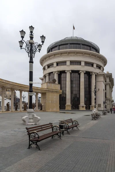 Skopje Republika Macedonii Lutego 2018 Kolumnada Pobliżu Vardar Rive Centrum — Zdjęcie stockowe