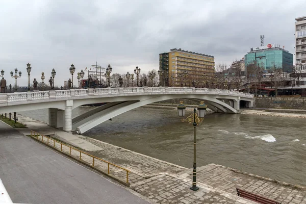 Σκόπια Πγδμ Φεβρουαρίου 2018 Γέφυρα Τέχνης Και Ποταμό Vardar Στην — Φωτογραφία Αρχείου